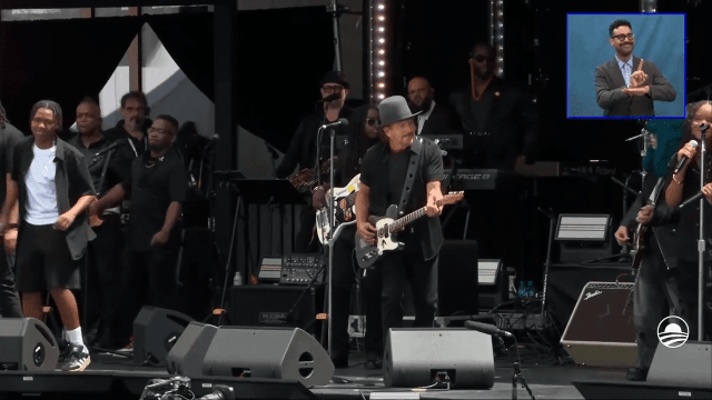 Middle schoolers rock out with Eddie Vedder during performance for the Obamas