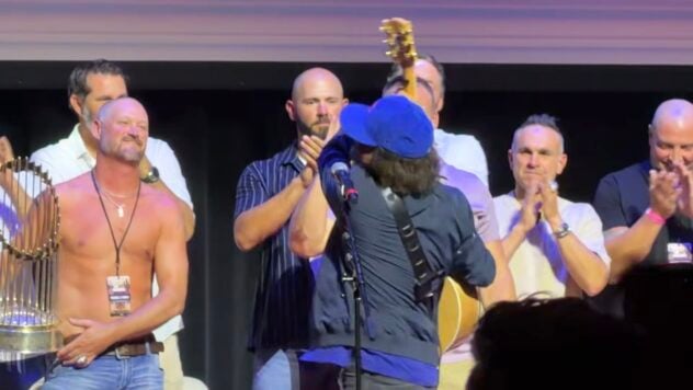 Eddie Vedder torna sul palco con All The Way e celebra ancora una volta il suo amore per i Cubs